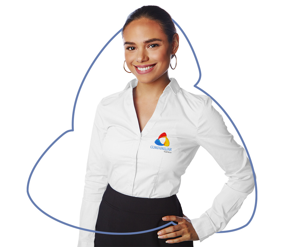 Mujer sonriente con cabello recogido, vistiendo una camisa blanca con el logo de Comfamiliar, en un entorno blanco que resalta su figura.