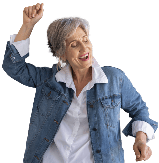 Mujer mayor sonriente con cabello canoso, usando chaqueta de mezclilla y camisa blanca, levantando un brazo en un gesto de alegría, con fondo transparente.