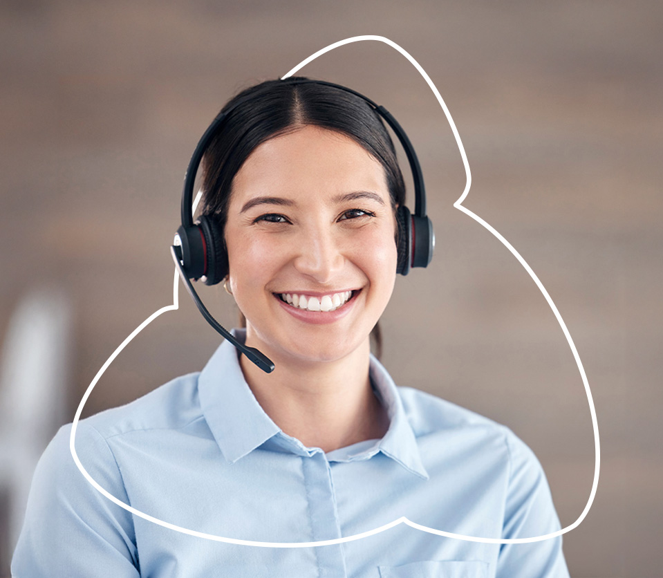 Mujer sonriente con auriculares en un entorno de oficina, viste una camisa azul. Fondo difuminado en tonos neutros que complementa su expresión amigable.