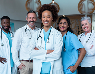 Grupo de cinco profesionales de la salud, sonriendo, vestidos con batas blancas y uniformes médicos. Fondo moderno con elementos decorativos y colores claros.