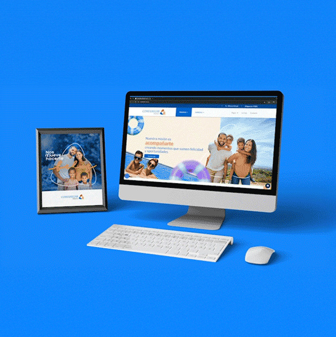 Pantalla de computadora con sitio web en fondo azul, teclado y mouse a la vista. A la izquierda, marco con una imagen familiar. Colores predominantes: azul, blanco y tonos naturales.