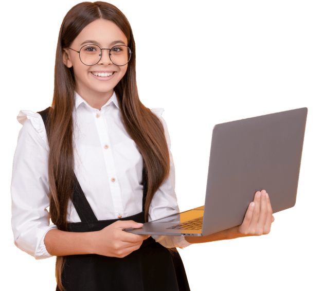 Niña sonriente con gafas, sosteniendo una laptop plateada, vestida con una camisa blanca y tirantes negros, en un fondo neutro.